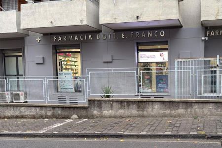 Facciata esterna Farmacia Materdomini Nocera Superiore con vetrina e ingresso Via Materdomini 7